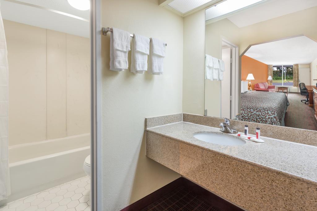 Days Inn By Wyndham Orangeburg South Exteriér fotografie